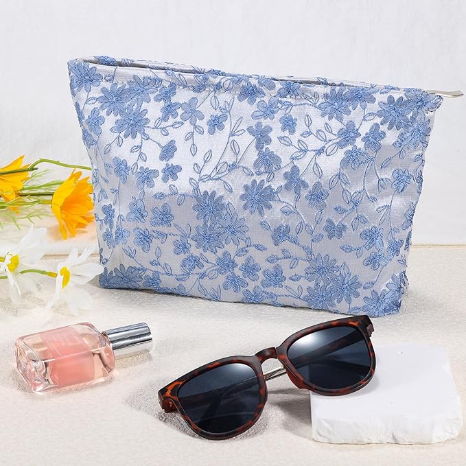 ZLFSRQ Daisy Flower Makeup Bag Travel Floral Cute Cosmetic Bags for Women Large Toiletry Pouch Zipper Cosmetic Pouch for Purse Aesthetic Embroidery Blue Makeup Organizer Bag Portable Toiletry Bags