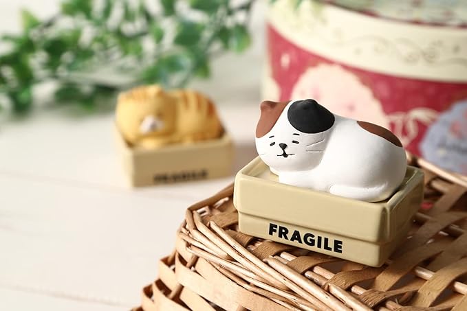 Stone Diffuser Cat in a Box [ Designed in Japan] Non Electric Passive Diffuser for Essential Oil, Aromatherapy, and Cat Lovers (Ceramic/Clay) (Black and White Mixed)
