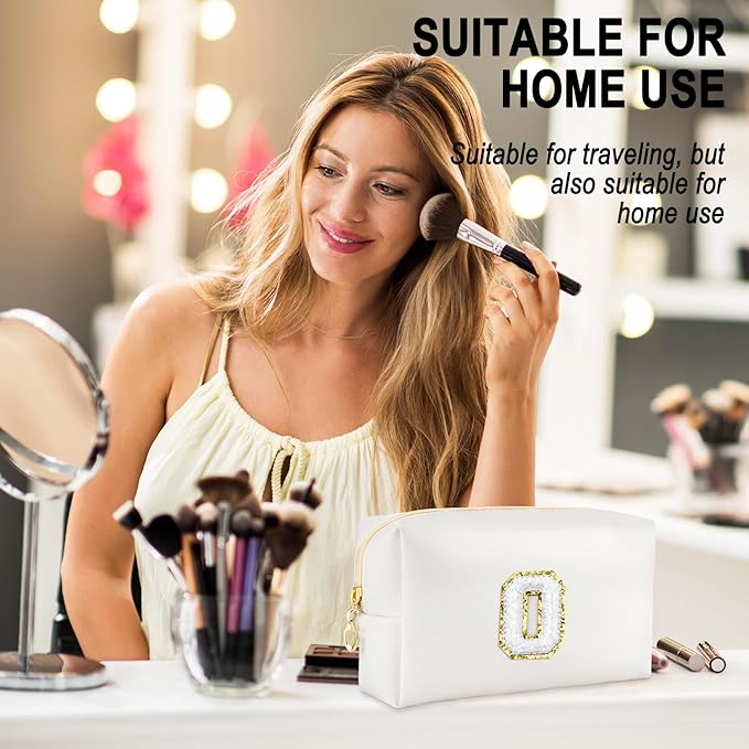 Gifts for Girls Initial Makeup Bag Personalized Cosmetic Bag with Zipper Cute Travel Toiletry Bags Waterproof PU Preppy Makeup Pouch Birthday Gift for Teen Girls Women(White O)