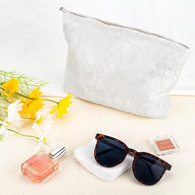 ZLFSRQ Flower Makeup Bag for Women Girls Teens Travel Cute Floral Cosmetic Bags Large Zipper Cosmetic Pouch for Purse Portable Toiletry Bag Aesthetic Embossed White Makeup Brushes Storage Organizer