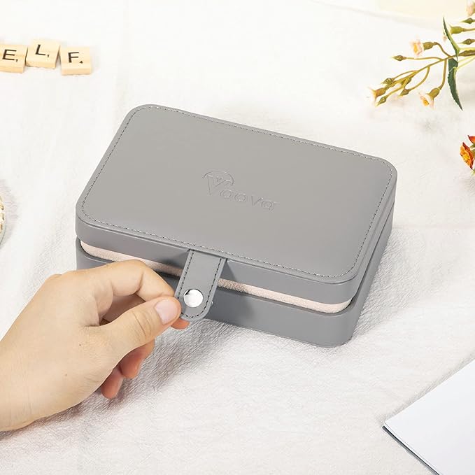 Voova Small Jewelry Organizer Box, Travel Jewelry Case for Women Teen Girls, Mini PU Leather Portable Jewellery Storage Boxes Holder with Smart Earrings Plate for Necklaces Rings Bracelets, Grey
