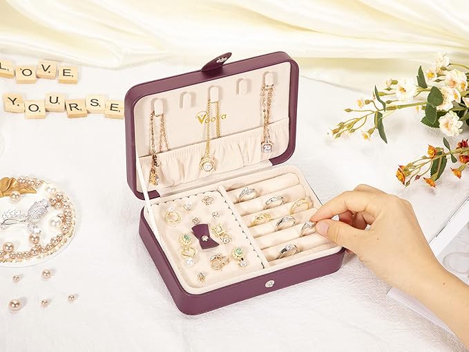 Voova Small Jewelry Organizer Box, Travel Jewelry Case for Women Teen Girls, Mini PU Leather Portable Jewellery Storage Boxes Holder with Smart Earrings Plate for Necklaces Rings Bracelets, Purple