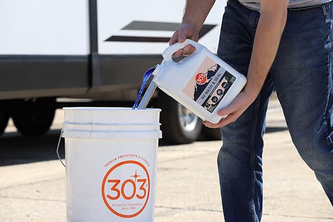 303 Products RV Wash & Seal - Clean, Streak-Free Finish, pH Neutral with High Foaming Formula, Provides A Deep Gloss Finish on RVs, Campers, Pop-ups, and Motorhomes, 1 Gallon (30240)
